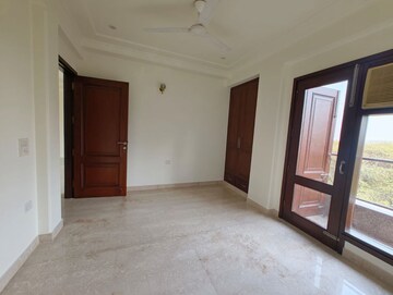Room in 3 BHK Builder Floor at Nehru Enclave – for Rent
