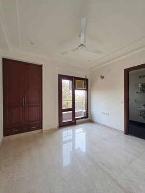 Room in 3 BHK Builder Floor at Nehru Enclave – for Rent
