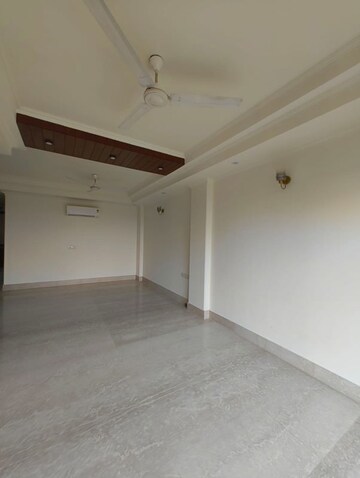 Room in 3 BHK Builder Floor at Nehru Enclave – for Rent