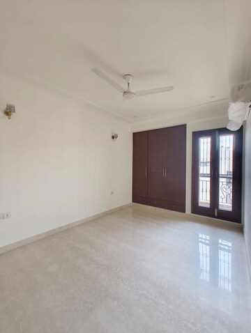 Room in 3 BHK Builder Floor at Nehru Enclave – for Rent