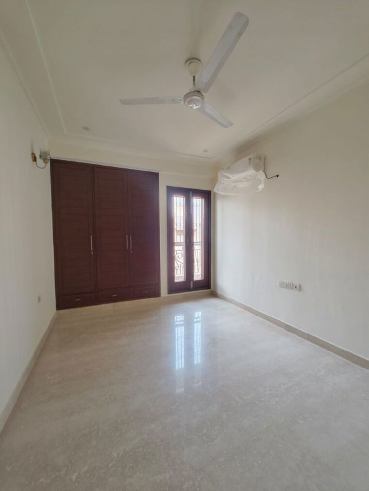 Room, nehru enclave 3 Bedroom 200 Sq.Yd. Builder Floor In Nehru Enclave Delhi 9951327