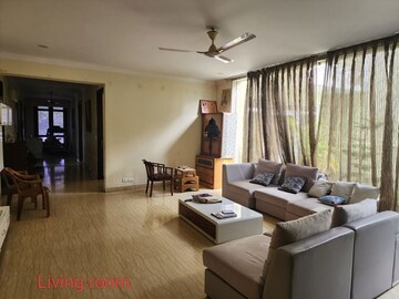 Living Room in 4 BHK Builder Floor at Dlf Phase ii – for Rent
