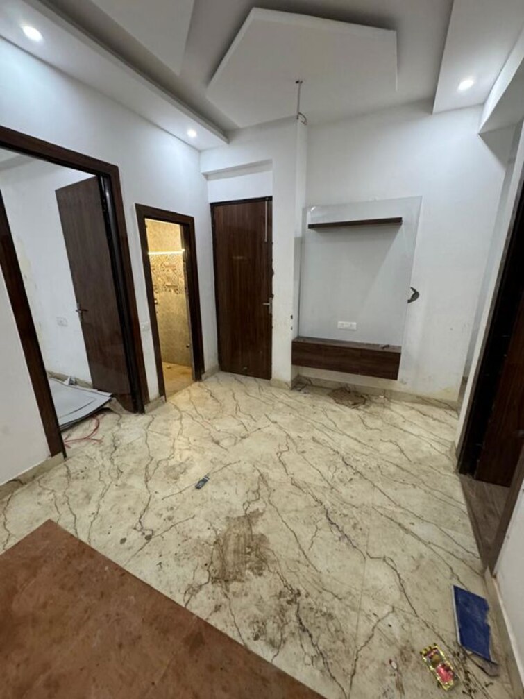 Room, sector 73 1 Bedroom 605 Sq.Ft. Builder Floor In Sector 73 Noida 9950473