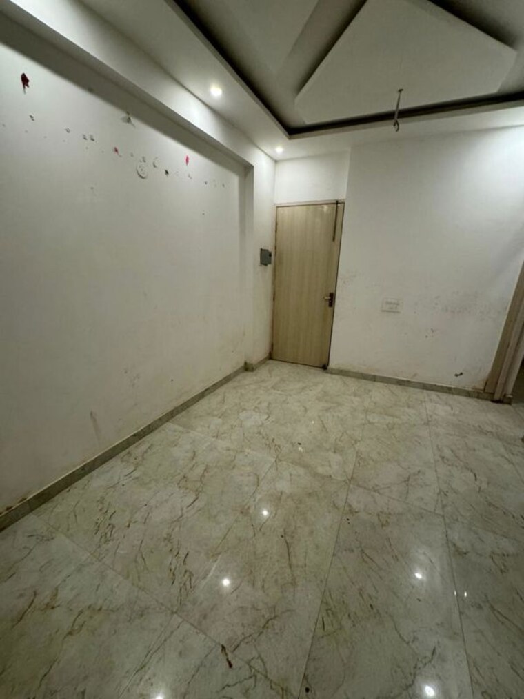 Room, sector 73 1 Bedroom 609 Sq.Ft. Builder Floor In Sector 73 Noida 9950475