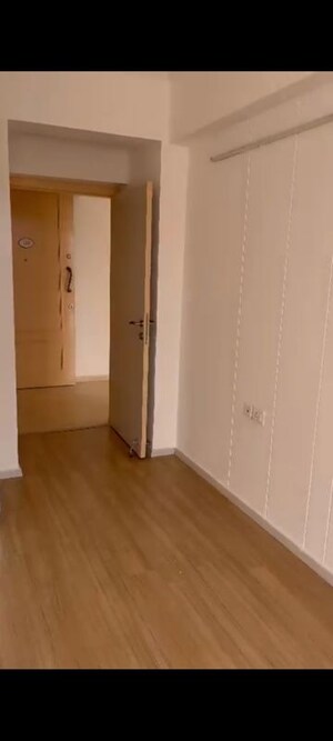 Room in 3 BHK Apartment at DLF The Skycourt, Sector 86 – for Sale