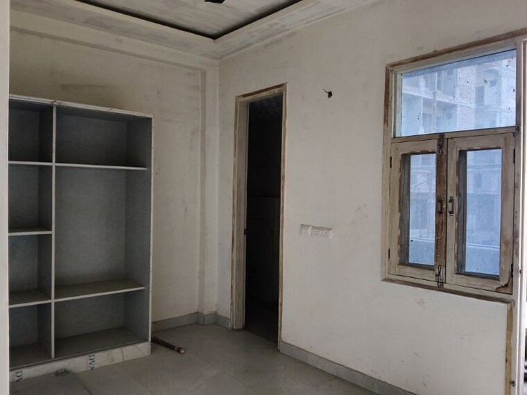 Room, sector 73 2 Bedroom 1050 Sq.Ft. Builder Floor In Sector 73 Noida 9951932