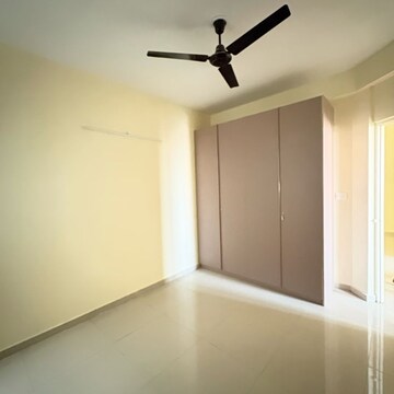 Room in 3 BHK Apartment at Pyramid Altia, Sector 70 – for Rent