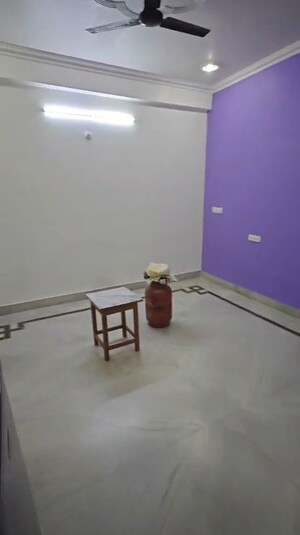 Room in 2 BHK Builder Floor at Gomti Nagar – for Rent