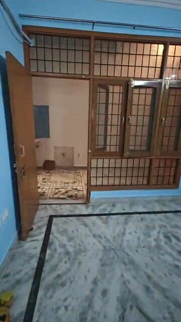 Room in 2 BHK Builder Floor at Gomti Nagar – for Rent