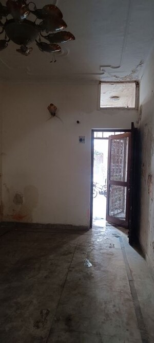 Room in 3 BHK Independent House at Rohini Sector 8 – for Sale