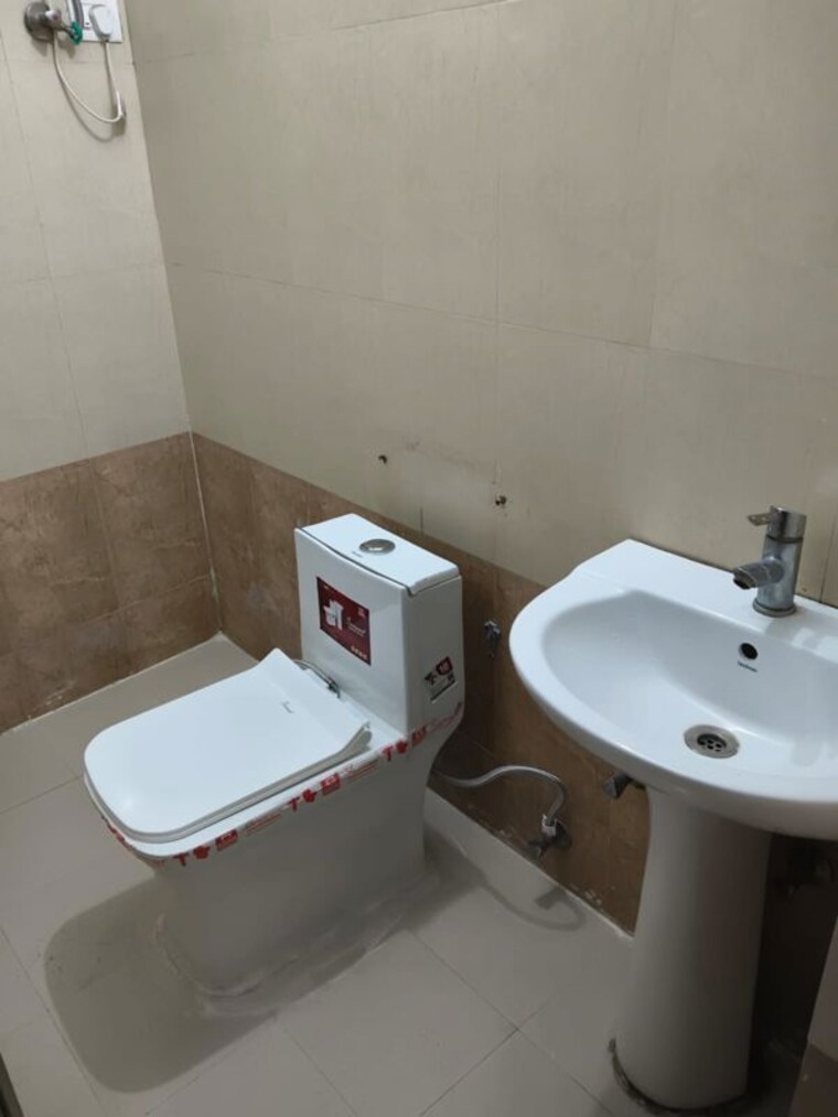 Bathroom, vip road 3 Bedroom 1600 Sq.Ft. Apartment In Vip Road Zirakpur 9952181