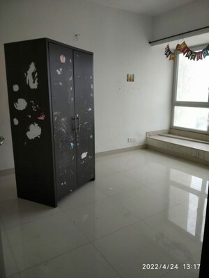 Room in 3 BHK Apartment at DB Woods, Goregaon East – for Rent