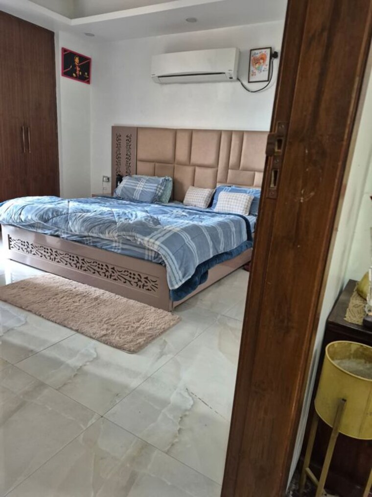 Bedroom, mohit-house 2 Bedroom 2000 Sq.Ft. Builder Floor In Sushant Lok I Gurgaon 9952189
