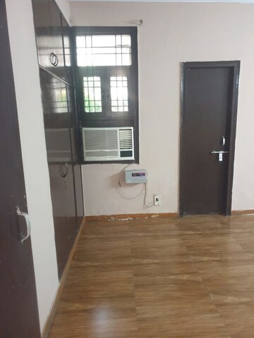 Room in 3 BHK Builder Floor at Sushant Lok I – for Rent