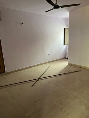 Room in 1 RK Independent House at RWA Apartments Sector 27, Sector 27 – for Rent