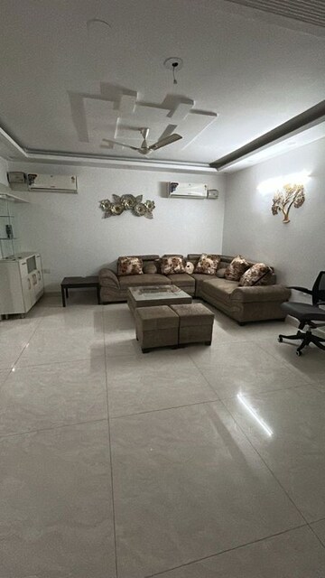 Living Room in 3 BHK Builder Floor at DLF City Phase IV, Dlf Phase iv – for Rent