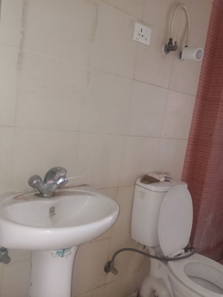 Bathroom, mahagun-mywoods-iii 3 Bedroom 1225 Sq.Ft. Apartment In Sector 16c Greater Noida Greater Noida 9952404