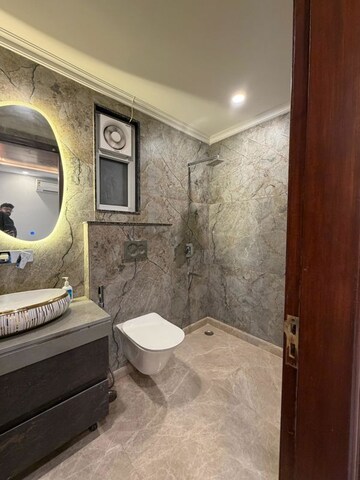 Bathroom in 4 BHK Builder Floor at DLF City Phase IV, Dlf Phase iv – for Rent