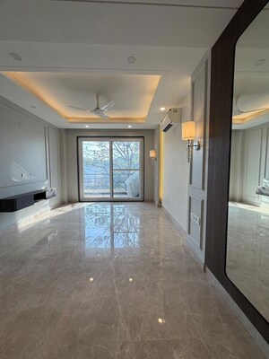 Room in 4 BHK Builder Floor at DLF City Phase IV, Dlf Phase iv – for Rent