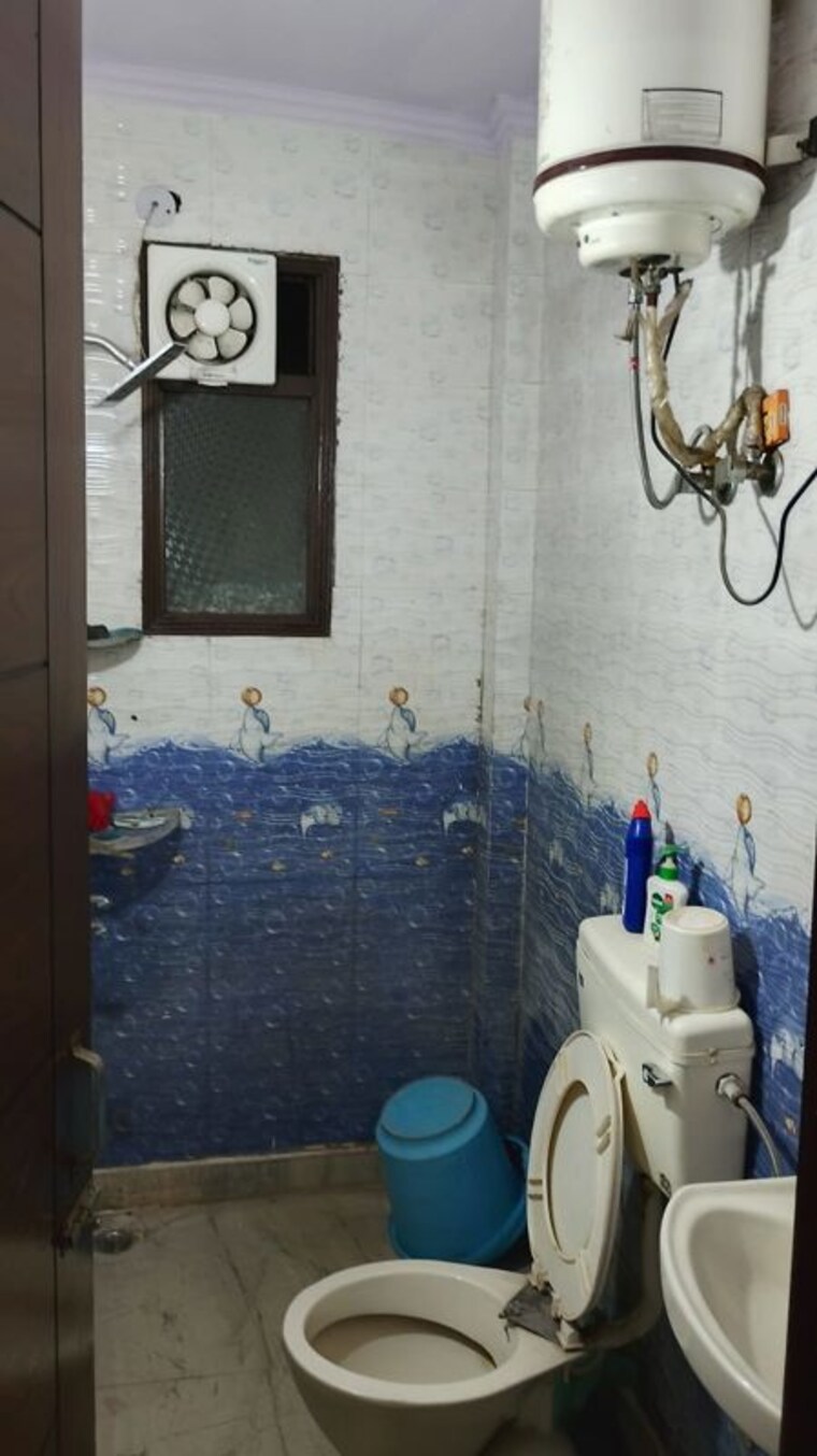 Bathroom, govindpuri 2 Bedroom 65 Sq.Yd. Apartment In Govindpuri Delhi 9952445