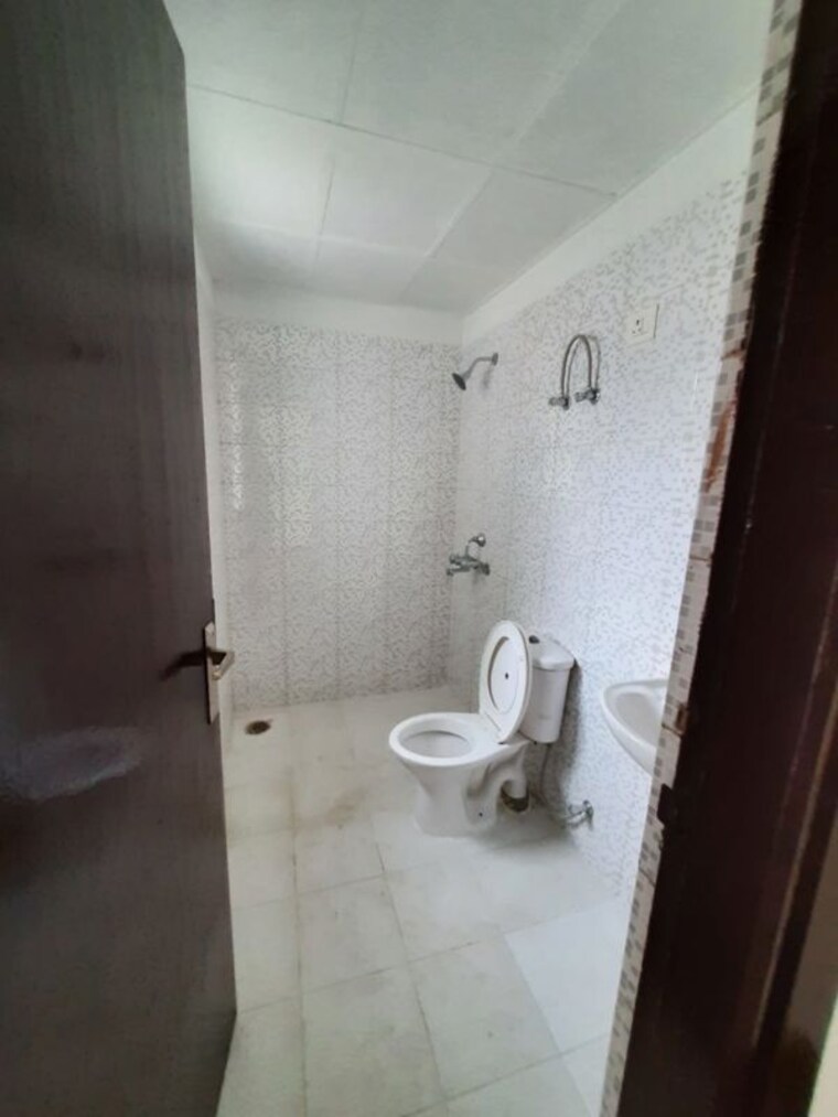 Bathroom, bptp-park-81 3 Bedroom 180 Sq.Yd. Builder Floor In Sector 81 Faridabad 9952343