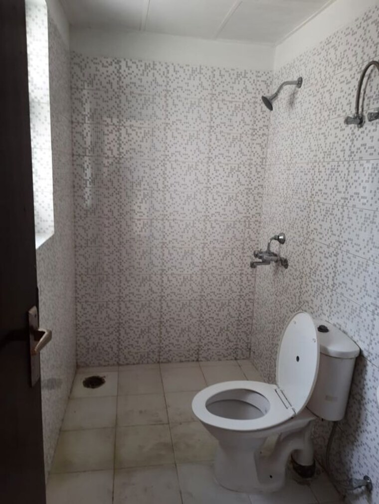Bathroom, bptp-park-81 3 Bedroom 180 Sq.Yd. Builder Floor In Sector 81 Faridabad 9952343