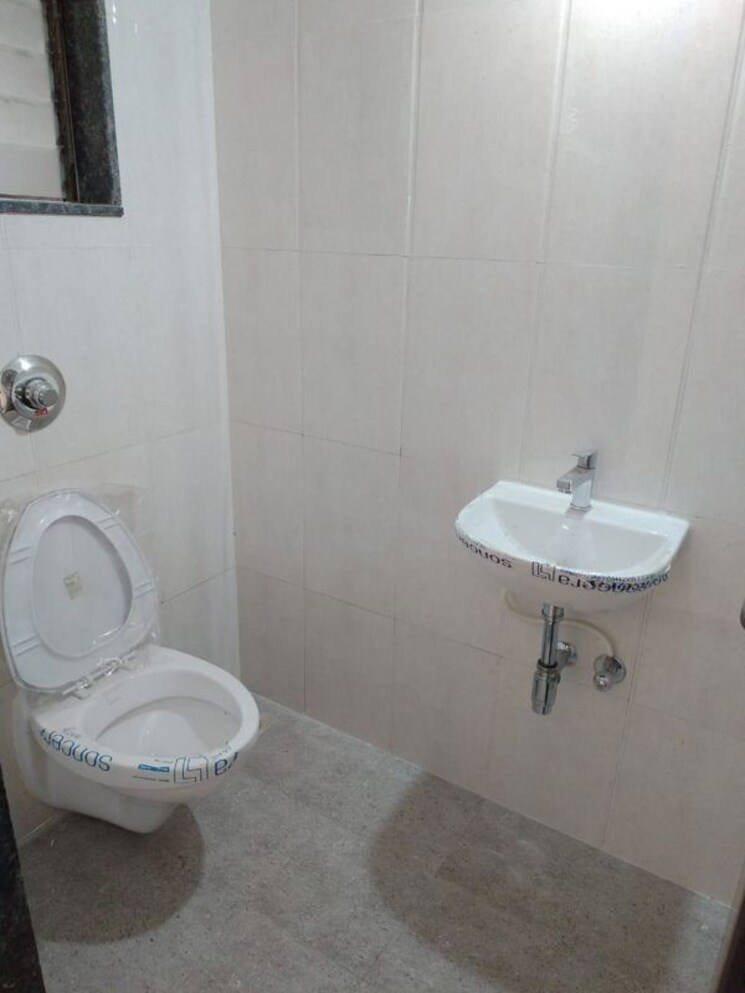Bathroom, shivam-gulmohar 1 Bedroom 600 Sq.Ft. Apartment In Goregaon West Mumbai 9952498