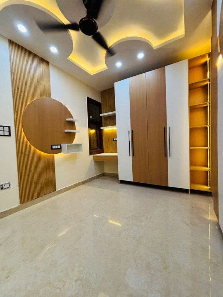 Room, uttam nagar 4 Bedroom 120 Sq.Yd. Builder Floor In Uttam Nagar Delhi 9952642