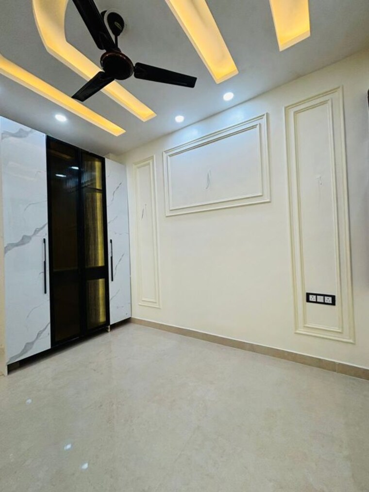 Room, uttam nagar 4 Bedroom 120 Sq.Yd. Builder Floor In Uttam Nagar Delhi 9952642
