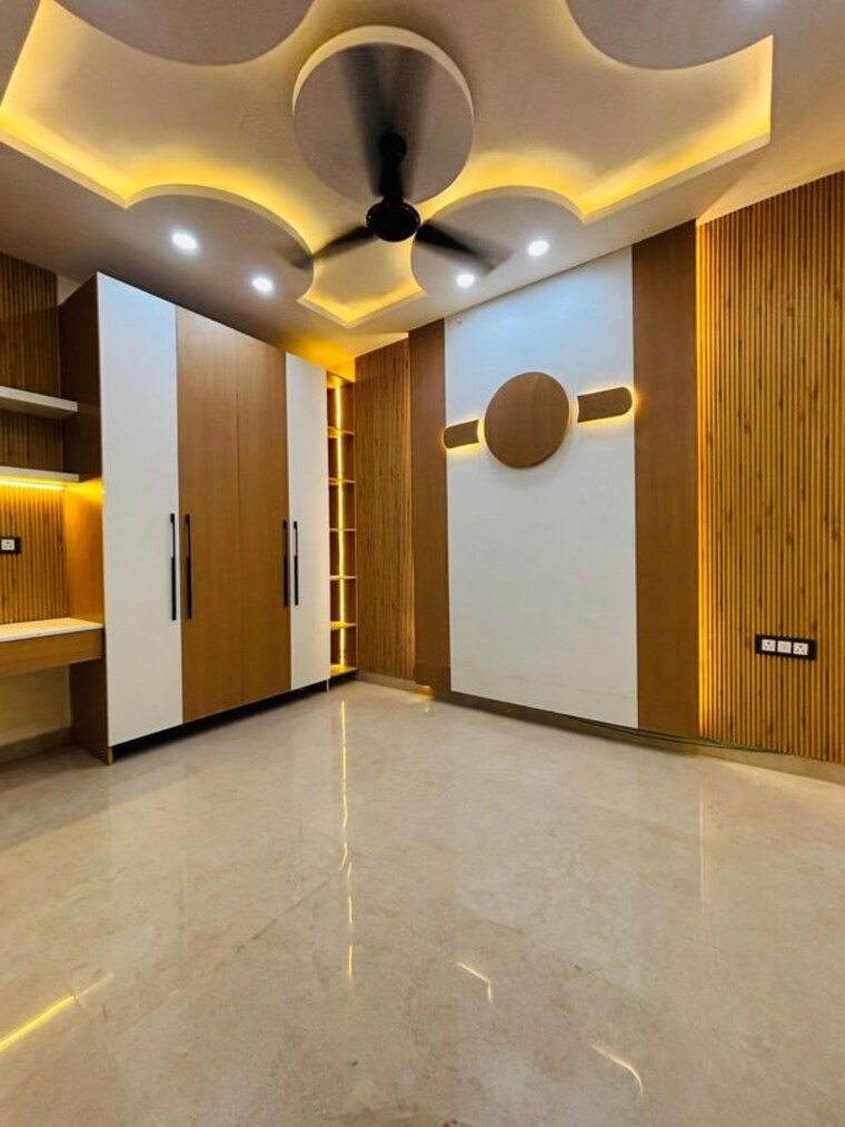 Room, uttam nagar 4 Bedroom 120 Sq.Yd. Builder Floor In Uttam Nagar Delhi 9952642
