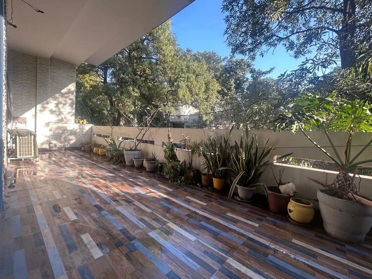  Parking, panchsheel enclave 3 Bedroom 1350 Sq.Ft. Builder Floor In Panchsheel Enclave Delhi 9952817