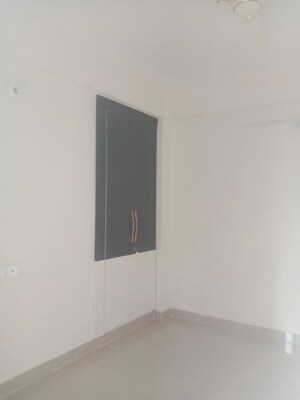 Room in 3 BHK Apartment at Amrapali Golf Homes, Sector 4 Greater Noida – for Sale