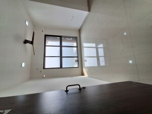 Room in 1 BHK Apartment at UK Iridium, Kandivali East – for Rent