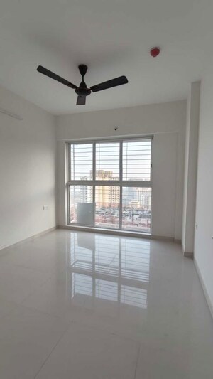 Room in 2 BHK Apartment at Lodha Amara, Kolshet Road – for Rent