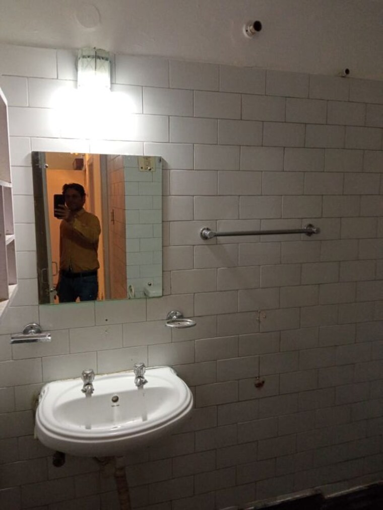 Bathroom, vasant kunj 3 Bedroom 2010 Sq.Ft. Builder Floor In Vasant Kunj Delhi 9953436