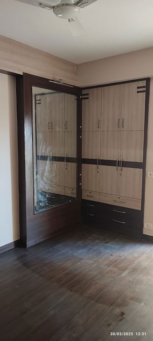 Room in 3 BHK Builder Floor at Sector 78 – for Rent