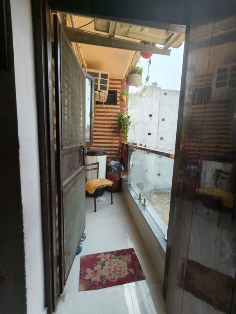 Balcony, uttam nagar 3 Bedroom 85 Sq.Yd. Builder Floor In Uttam Nagar Delhi 9953808