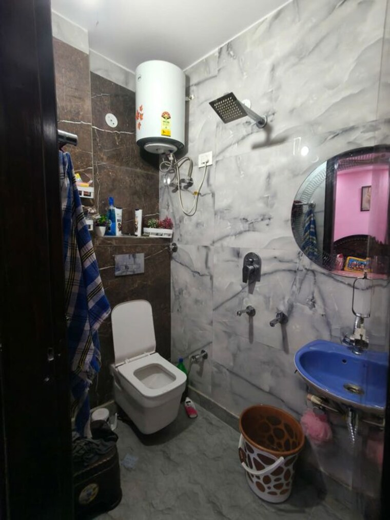 Bathroom, uttam nagar 3 Bedroom 85 Sq.Yd. Builder Floor In Uttam Nagar Delhi 9953808