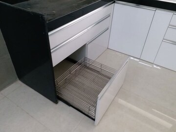 Room in 3 BHK Apartment at Mirchandani Triton, Santacruz West – for Sale