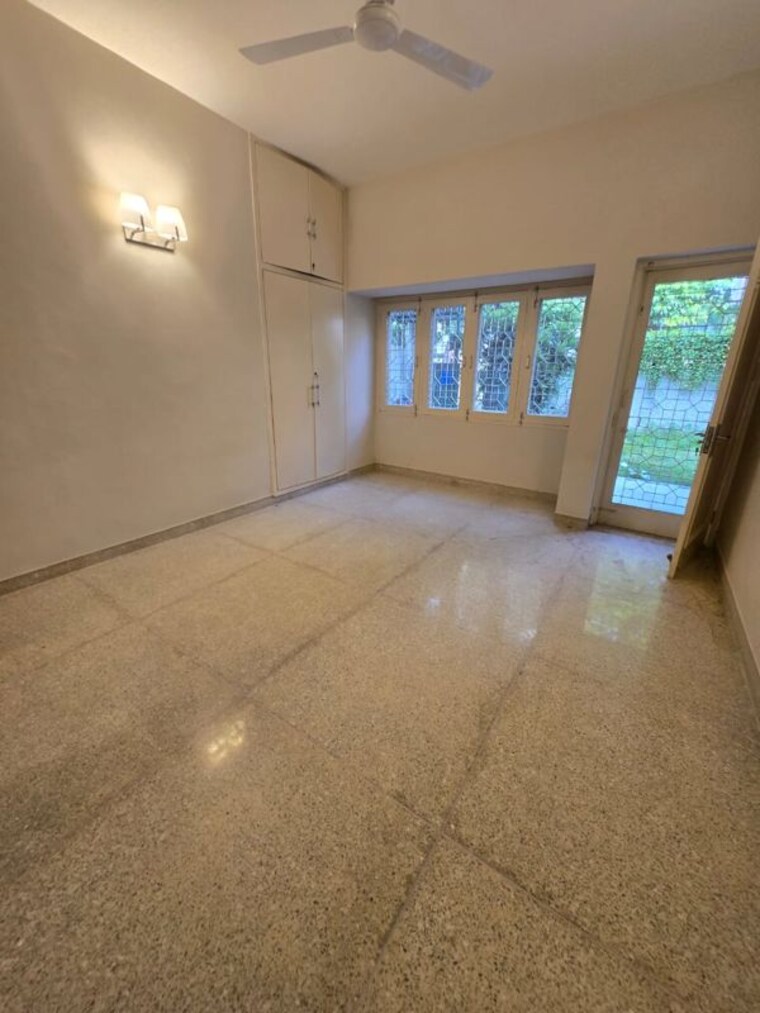 Room, greater kailash i 4 Bedroom 500 Sq.Yd. Builder Floor In Greater Kailash I Delhi 9953873