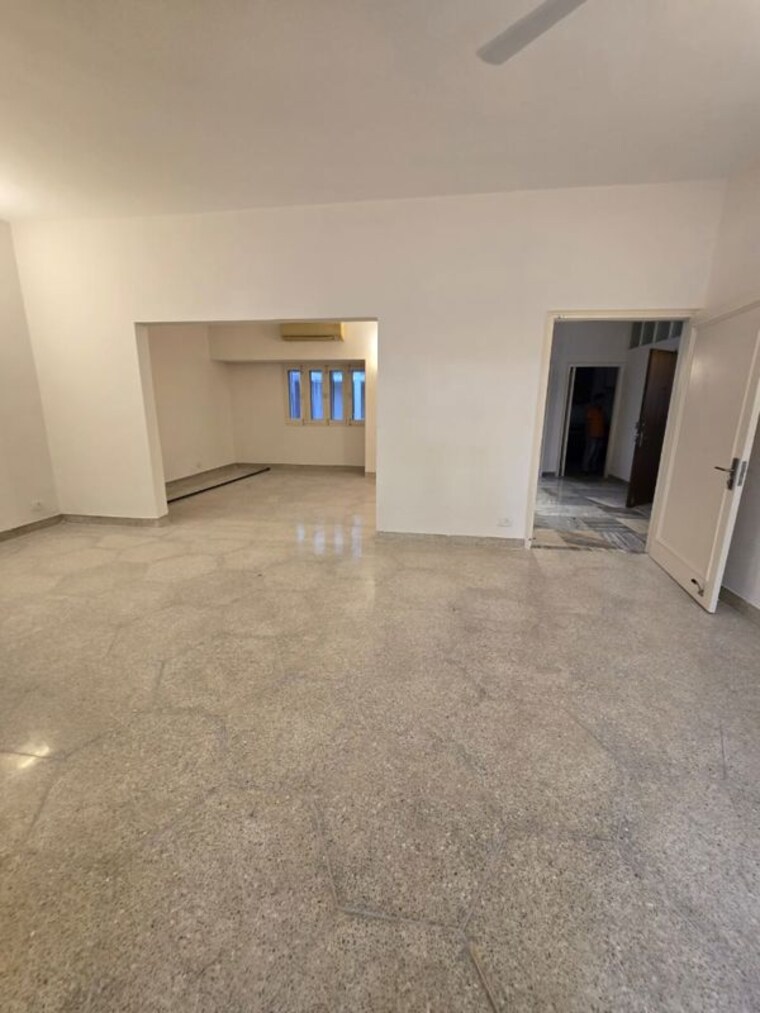 Room, greater kailash i 4 Bedroom 500 Sq.Yd. Builder Floor In Greater Kailash I Delhi 9953873