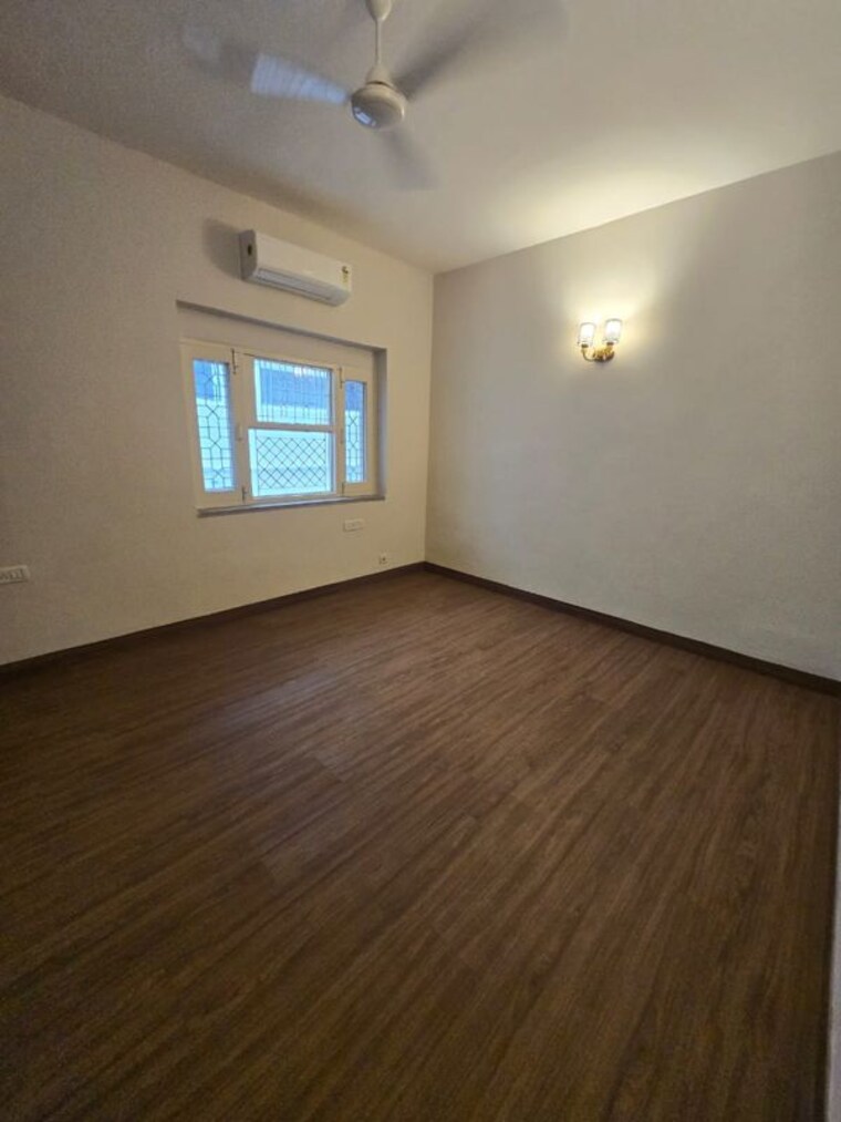 Room, greater kailash i 4 Bedroom 500 Sq.Yd. Builder Floor In Greater Kailash I Delhi 9953873