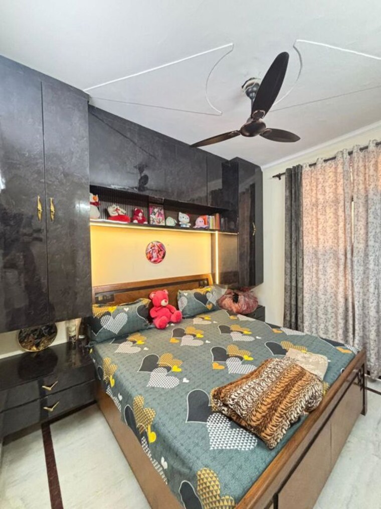 Bedroom, uttam nagar 2.5 Bedroom 70 Sq.Yd. Builder Floor In Uttam Nagar Delhi 9953895
