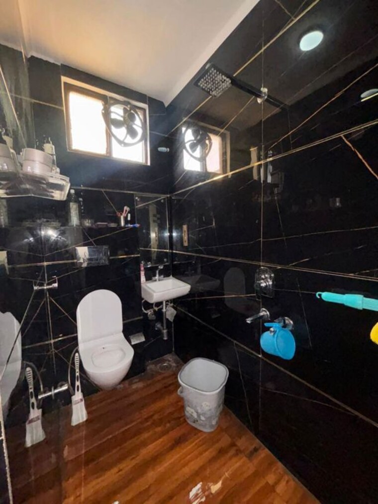 Gym, uttam nagar 2.5 Bedroom 70 Sq.Yd. Builder Floor In Uttam Nagar Delhi 9953895