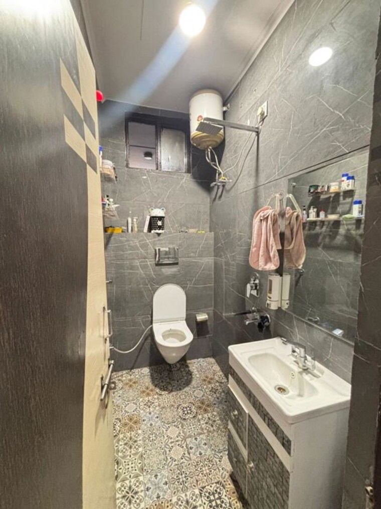 Bathroom, uttam nagar 2.5 Bedroom 70 Sq.Yd. Builder Floor In Uttam Nagar Delhi 9953895