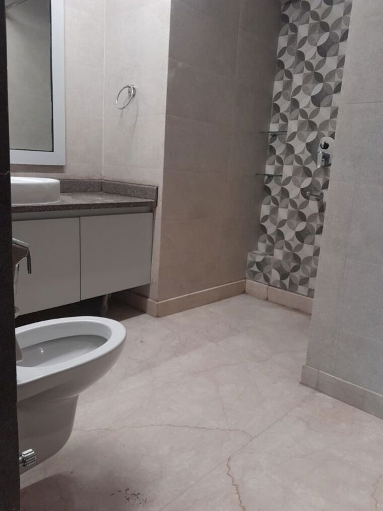 Bathroom, chittaranjan park 3 Bedroom 233 Sq.Yd. Builder Floor In Chittaranjan Park Delhi 9953927