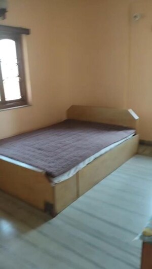 Bedroom in 3 BHK Apartment at Elgin Road – for Rent