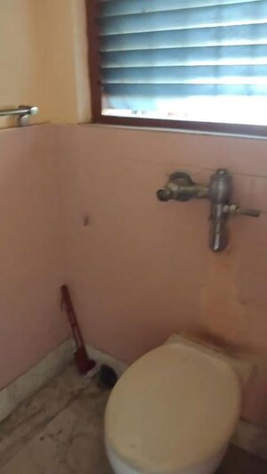 Room in 3 BHK Apartment at Elgin Road – for Rent