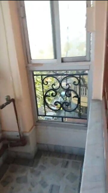 Furnished Amenities in 3 BHK Apartment at Elgin Road – for Rent