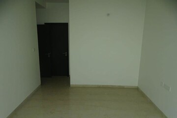 Room in 3 BHK Apartment at Oberoi Realty Esquire, Goregaon East – for Rent